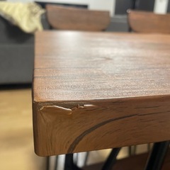 4人掛けテーブルの画像