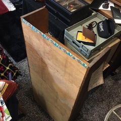 レトロな木製棚【F01000】の画像