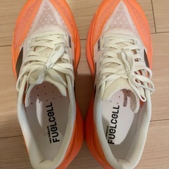 【美品】New Balance FuelCell Rebel v3（24cm）オレンジ×ホワイトの画像