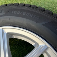 165/65R14サイズのブリヂストンVRX3タイヤと5スポークシルバーホイールの画像