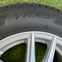 165/65R14サイズのブリヂストンVRX3タイヤと5スポークシルバーホイールの画像