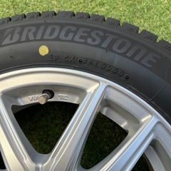 165/65R14サイズのブリヂストンVRX3タイヤと5スポークシルバーホイールの画像