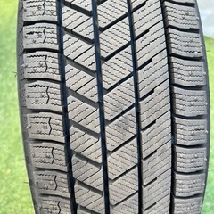 165/65R14サイズのブリヂストンVRX3タイヤと5スポークシルバーホイールの画像
