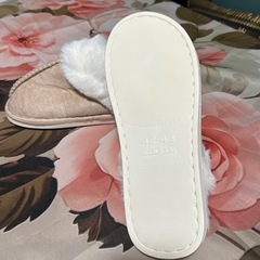 ベージュとホワイトのルームシューズの画像