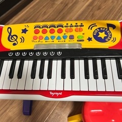 (お話中)おもちゃキーボード、音楽機能付き、椅子付き。 の画像