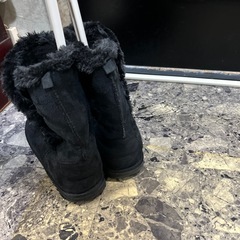 ブラックムートンブーツ ファー付きの画像