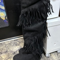 フリンジ付きブラックロングブーツの画像