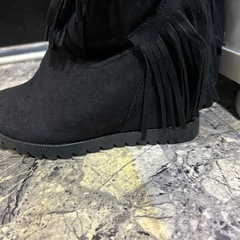 フリンジ付きブラックロングブーツの画像