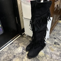 フリンジ付きブラックロングブーツの画像