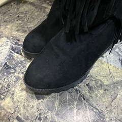 フリンジ付きブラックロングブーツの画像