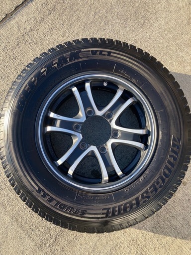 ハイエース　社外品アルミホイール