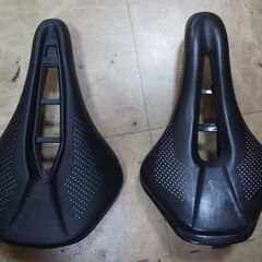 自転車用軽量サドル２つ　ロードバイク、クロスバイク等にの画像