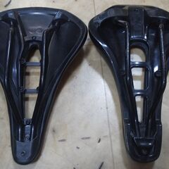 自転車用軽量サドル２つ　ロードバイク、クロスバイク等にの画像