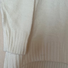 モチモチのホワイトセーターの画像