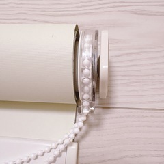 ホワイトベージュ 突っ張りロールスクリーン チェーン式の画像