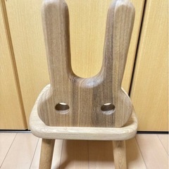 ウサギ型木製キッズチェアの画像