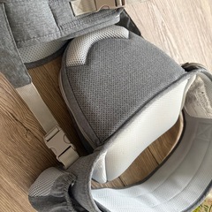 ヒップシート 抱っこ紐 【保育士&小児科医W推薦】 補助ベルト有り ベビーシート 収納 ベビーキャリア 赤ちゃん 20kg メッシュ蒸れ対策 軽量 コンパクト ラウチェ 日本語説明書付き (E.グレー)の画像