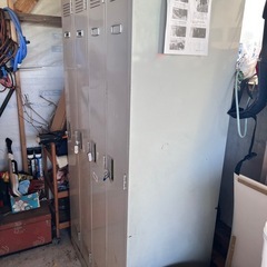 4人用ロッカー　四人用　4枚扉　業務用　事務用品　オフィスロッカー　スチール製　更衣室　4連　四連【各扉鍵付き】の画像