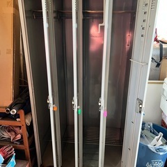 4人用ロッカー　四人用　4枚扉　業務用　事務用品　オフィスロッカー　スチール製　更衣室　4連　四連【各扉鍵付き】の画像