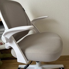 【ほぼ新品】オフィスチェア　メッシュチェア　ホワイト×グレー　昇降式・キャスター付きの画像