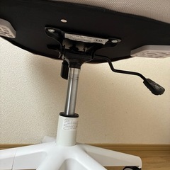 【ほぼ新品】オフィスチェア　メッシュチェア　ホワイト×グレー　昇降式・キャスター付きの画像