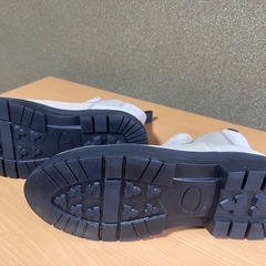 ベージュ系ブーツの画像