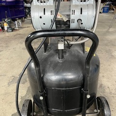 DUTYDUTY縦型オイルレスコンプレッサー38Ｌ タンク搭載 100Ｖ　の画像