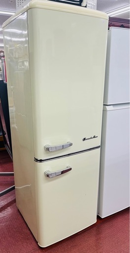 A-Stage製のレトロデザイン冷蔵庫