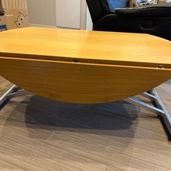 折り畳みテーブルの画像