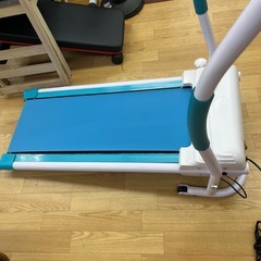 折りたたみ式のルームランナー（トレッドミル）の画像