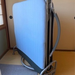 折りたたみベッドの画像
