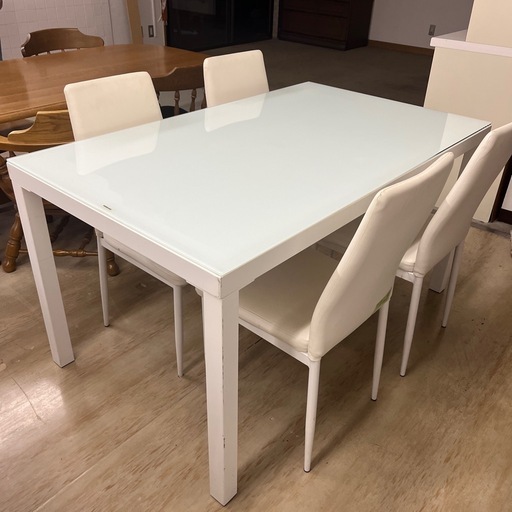 ダイニングテーブルとチェアーのセット