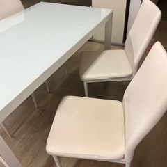 ダイニングテーブルとチェアーのセットの画像