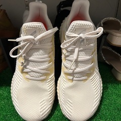 adidas スニーカーの画像