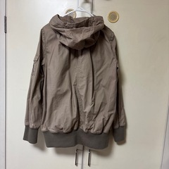 カーキ色コートの画像