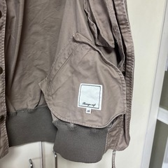 カーキ色コートの画像
