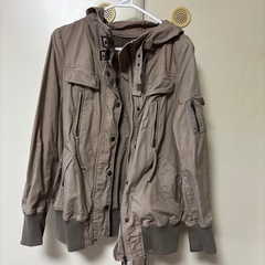 カーキ色コートの画像