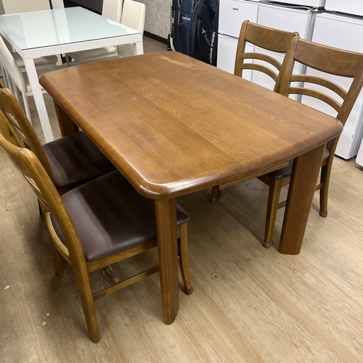 ダイニングテーブルとチェアーのセット