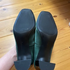 深緑のヒールの画像