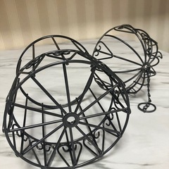 鉄製のインテリアカゴの画像