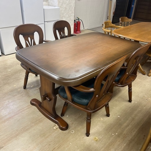 ダイニングテーブルとチェアーのセット