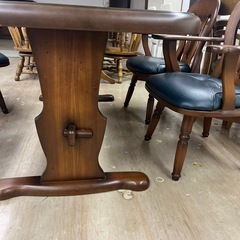 ダイニングテーブルとチェアーのセットの画像