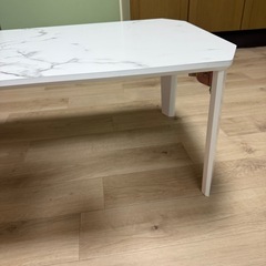 大理石風テーブルの画像