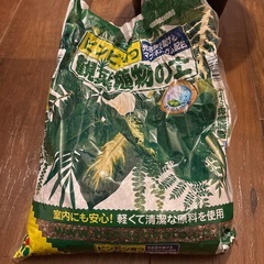 観葉植物の土と石と鉢のセットの画像