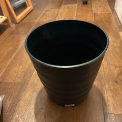 観葉植物の土と石と鉢のセットの画像