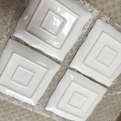 花柄の白い陶器皿　の画像