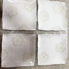 花柄の白い陶器皿　の画像
