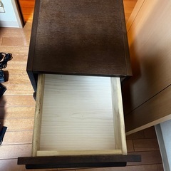 【譲渡先が決まりました】おしゃれなスタッキング風コンパクトチェスト/収納棚 (木目調ダークブラウン)の画像