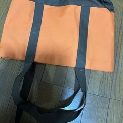 クリアファイル　数十枚と　オレンジバッグの画像