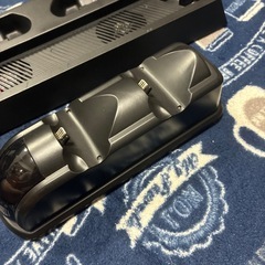 プレイステーション4 Pro用スタンドとコントローラー充電器の画像
